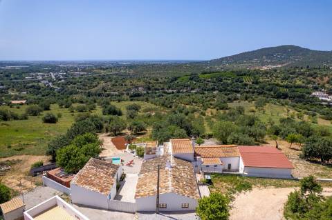 Propriedade de exceção em Estoi: Duas Quintas de Charme com Vista Mar Panorâmica | 3 Suites | Piscina | Terreno de 5800 m²