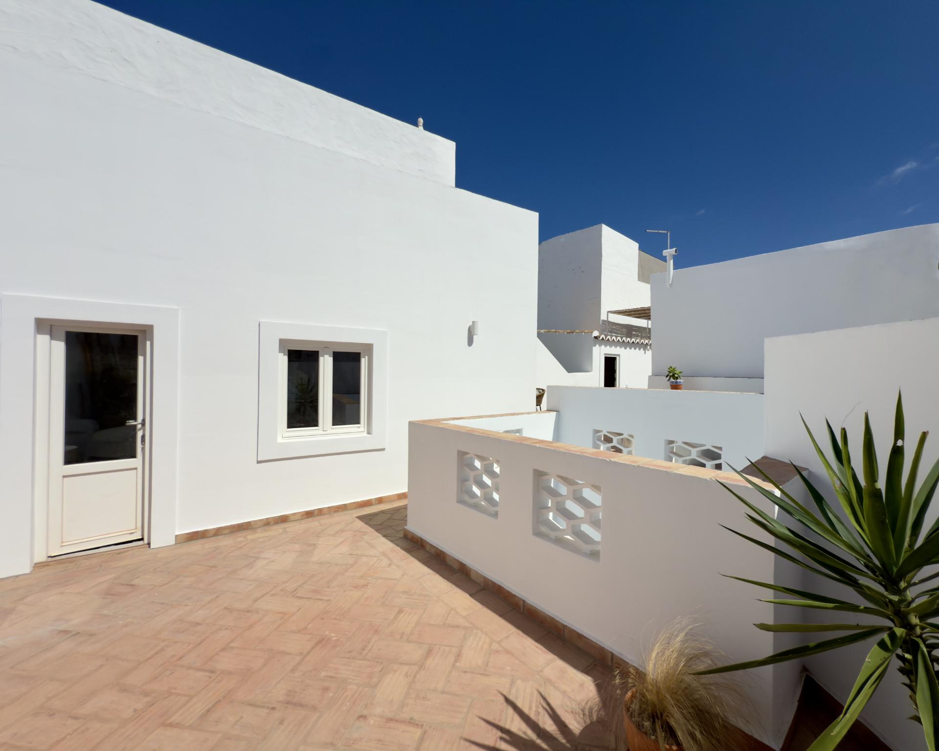 Magnífica moradia de traça tradicional totalmente renovada | 4 quartos | Stock Tank | Pátios | Terraços | Baixa de Olhão | Algarve