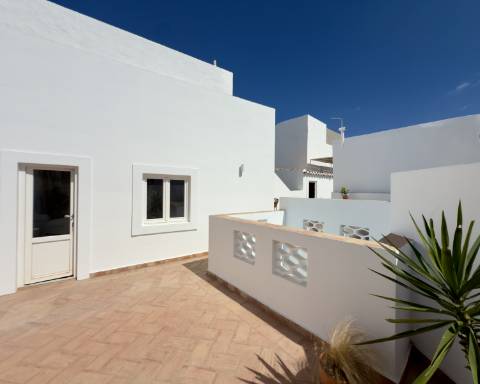 Magnífica moradia de traça tradicional totalmente renovada | 4 quartos | Stock Tank | Pátios | Terraços | Baixa de Olhão | Algarve