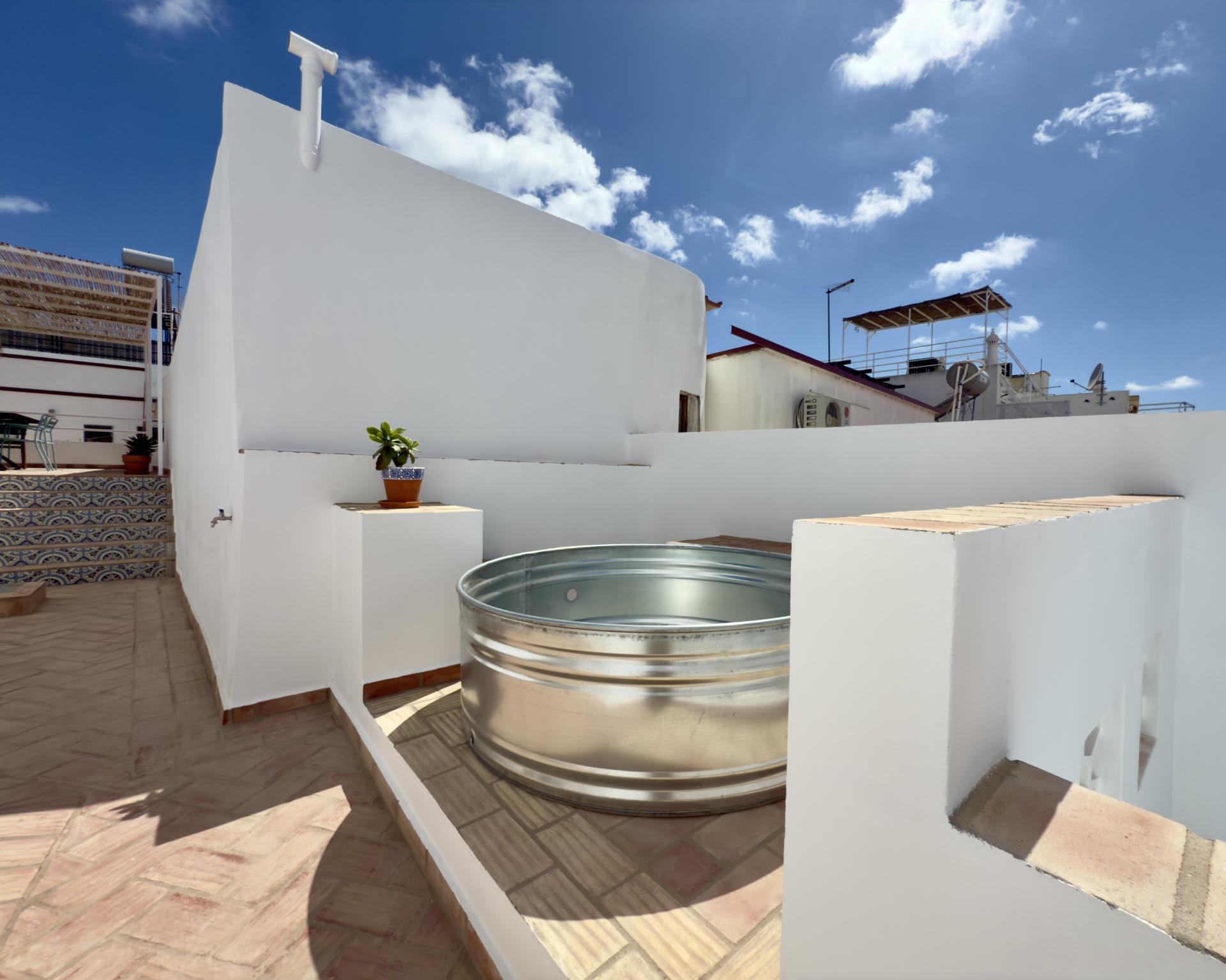 Magnífica moradia de traça tradicional totalmente renovada | 4 quartos | Stock Tank | Pátios | Terraços | Baixa de Olhão | Algarve