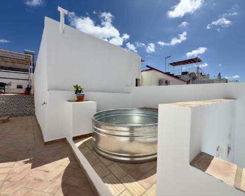 Magnífica moradia de traça tradicional totalmente renovada | 4 quartos | Stock Tank | Pátios | Terraços | Baixa de Olhão | Algarve