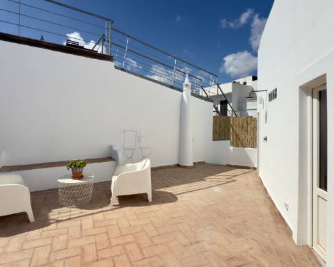 Magnífica moradia de traça tradicional totalmente renovada | 4 quartos | Stock Tank | Pátios | Terraços | Baixa de Olhão | Algarve