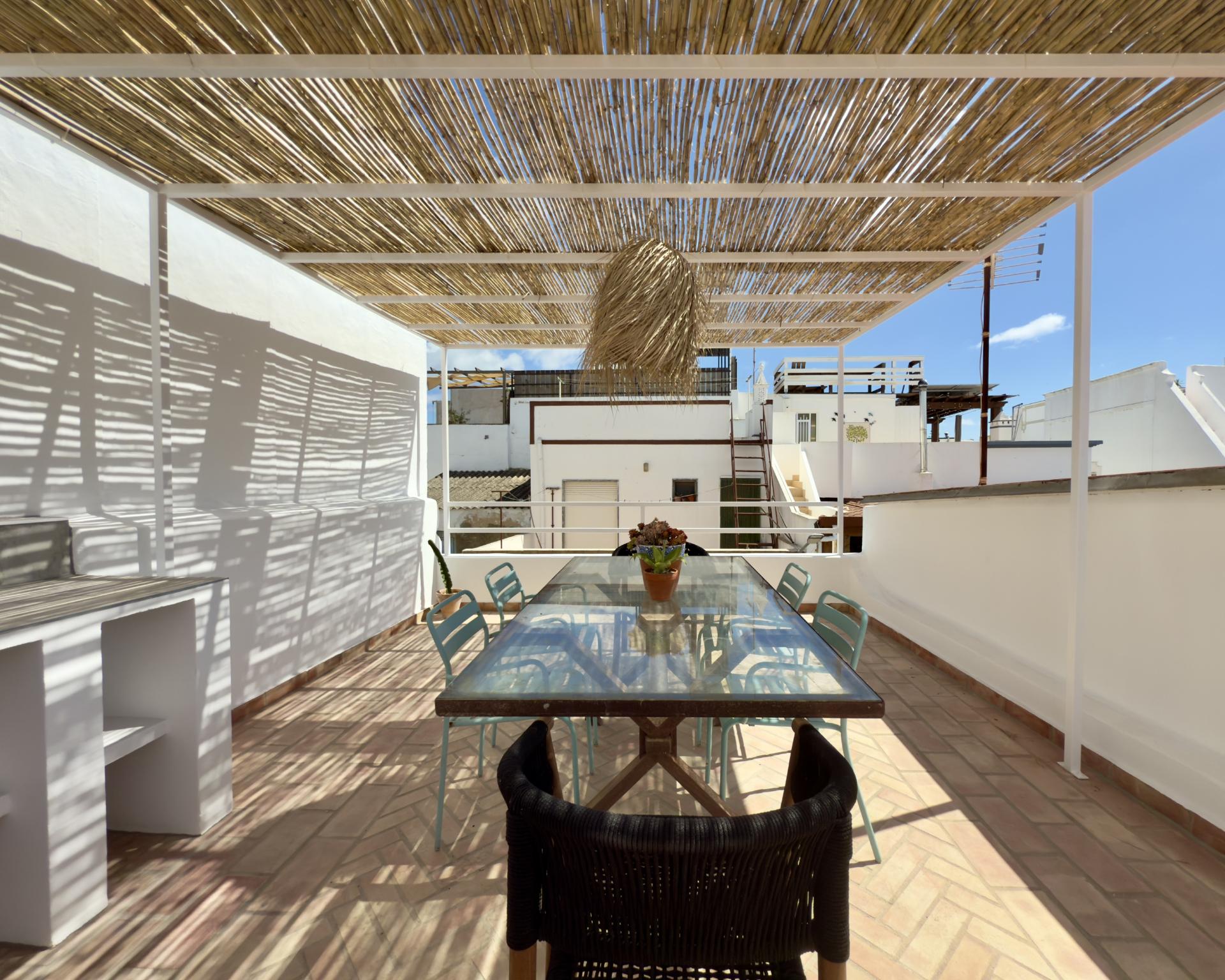 Magnífica moradia de traça tradicional totalmente renovada | 4 quartos | Stock Tank | Pátios | Terraços | Baixa de Olhão | Algarve