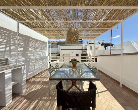 Magnífica moradia de traça tradicional totalmente renovada | 4 quartos | Stock Tank | Pátios | Terraços | Baixa de Olhão | Algarve
