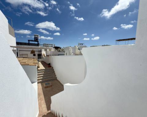 Magnífica moradia de traça tradicional totalmente renovada | 4 quartos | Stock Tank | Pátios | Terraços | Baixa de Olhão | Algarve