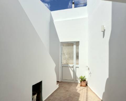 Magnífica moradia de traça tradicional totalmente renovada | 4 quartos | Stock Tank | Pátios | Terraços | Baixa de Olhão | Algarve