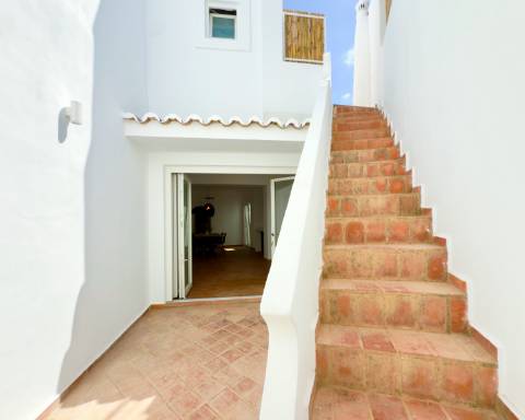 Magnífica moradia de traça tradicional totalmente renovada | 4 quartos | Stock Tank | Pátios | Terraços | Baixa de Olhão | Algarve