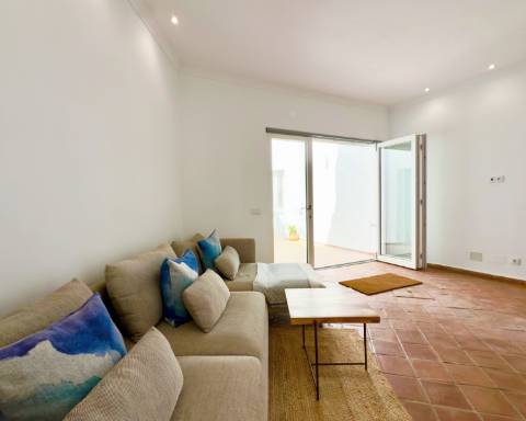 Magnífica moradia de traça tradicional totalmente renovada | 4 quartos | Stock Tank | Pátios | Terraços | Baixa de Olhão | Algarve