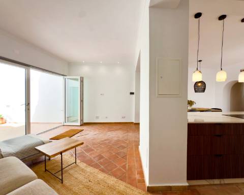 Magnífica moradia de traça tradicional totalmente renovada | 4 quartos | Stock Tank | Pátios | Terraços | Baixa de Olhão | Algarve