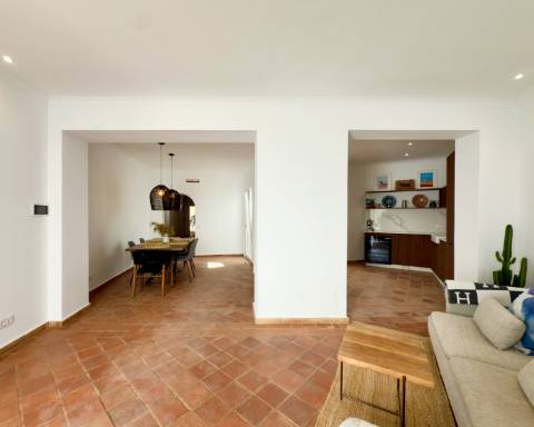 Magnífica moradia de traça tradicional totalmente renovada | 4 quartos | Stock Tank | Pátios | Terraços | Baixa de Olhão | Algarve