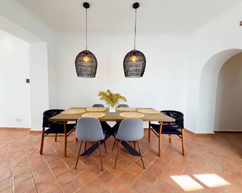 Magnífica moradia de traça tradicional totalmente renovada | 4 quartos | Stock Tank | Pátios | Terraços | Baixa de Olhão | Algarve