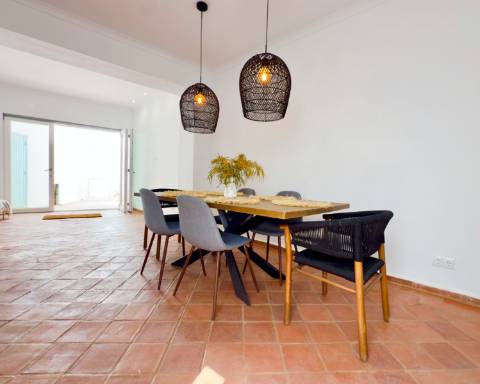 Magnífica moradia de traça tradicional totalmente renovada | 4 quartos | Stock Tank | Pátios | Terraços | Baixa de Olhão | Algarve