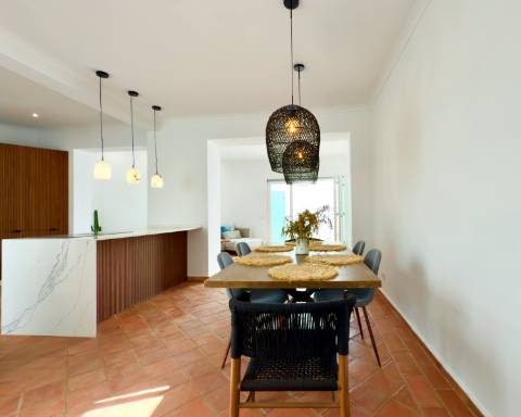 Magnífica moradia de traça tradicional totalmente renovada | 4 quartos | Stock Tank | Pátios | Terraços | Baixa de Olhão | Algarve
