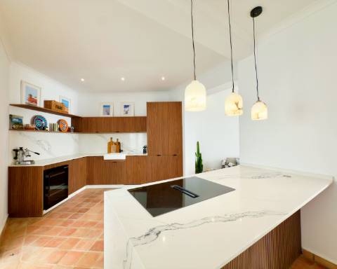 Magnífica moradia de traça tradicional totalmente renovada | 4 quartos | Stock Tank | Pátios | Terraços | Baixa de Olhão | Algarve