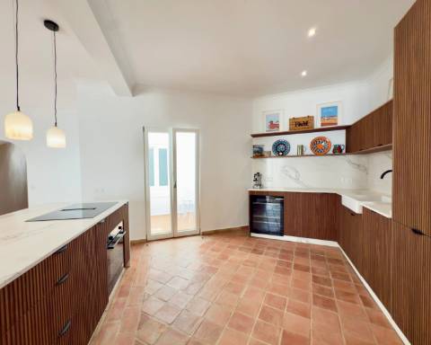 Magnífica moradia de traça tradicional totalmente renovada | 4 quartos | Stock Tank | Pátios | Terraços | Baixa de Olhão | Algarve