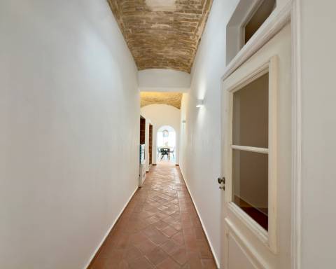 Magnífica moradia de traça tradicional totalmente renovada | 4 quartos | Stock Tank | Pátios | Terraços | Baixa de Olhão | Algarve
