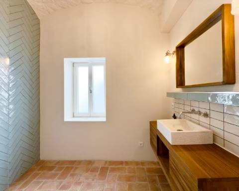 Magnífica moradia de traça tradicional totalmente renovada | 4 quartos | Stock Tank | Pátios | Terraços | Baixa de Olhão | Algarve