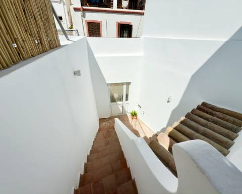 Magnífica moradia de traça tradicional totalmente renovada | 4 quartos | Stock Tank | Pátios | Terraços | Baixa de Olhão | Algarve