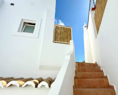 Magnífica moradia de traça tradicional totalmente renovada | 4 quartos | Stock Tank | Pátios | Terraços | Baixa de Olhão | Algarve