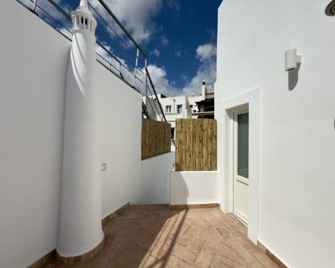 Magnífica moradia de traça tradicional totalmente renovada | 4 quartos | Stock Tank | Pátios | Terraços | Baixa de Olhão | Algarve