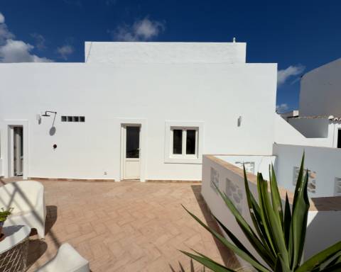 Magnífica moradia de traça tradicional totalmente renovada | 4 quartos | Stock Tank | Pátios | Terraços | Baixa de Olhão | Algarve