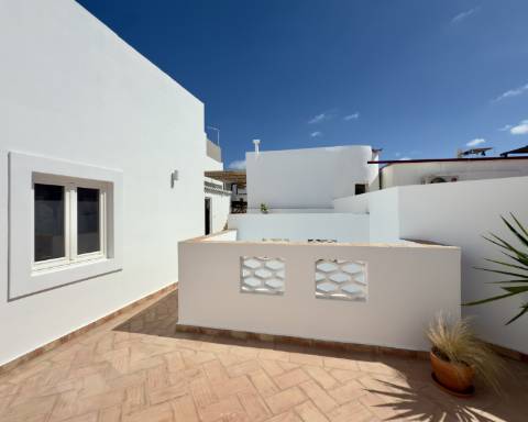 Magnífica moradia de traça tradicional totalmente renovada | 4 quartos | Stock Tank | Pátios | Terraços | Baixa de Olhão | Algarve