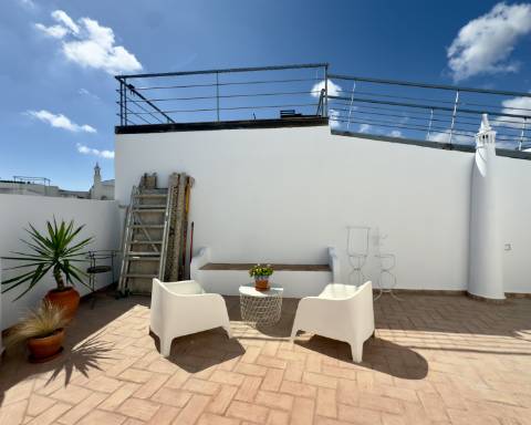 Magnífica moradia de traça tradicional totalmente renovada | 4 quartos | Stock Tank | Pátios | Terraços | Baixa de Olhão | Algarve