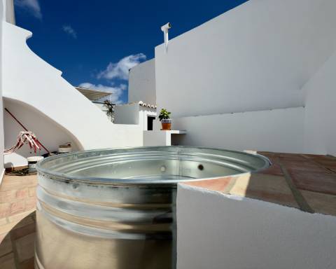 Magnífica moradia de traça tradicional totalmente renovada | 4 quartos | Stock Tank | Pátios | Terraços | Baixa de Olhão | Algarve