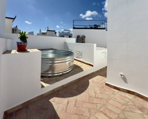 Magnífica moradia de traça tradicional totalmente renovada | 4 quartos | Stock Tank | Pátios | Terraços | Baixa de Olhão | Algarve