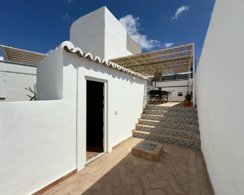 Magnífica moradia de traça tradicional totalmente renovada | 4 quartos | Stock Tank | Pátios | Terraços | Baixa de Olhão | Algarve
