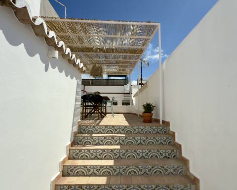 Magnífica moradia de traça tradicional totalmente renovada | 4 quartos | Stock Tank | Pátios | Terraços | Baixa de Olhão | Algarve