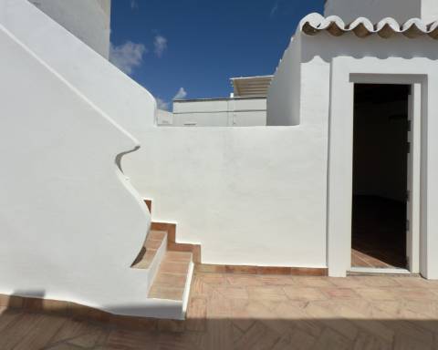 Magnífica moradia de traça tradicional totalmente renovada | 4 quartos | Stock Tank | Pátios | Terraços | Baixa de Olhão | Algarve