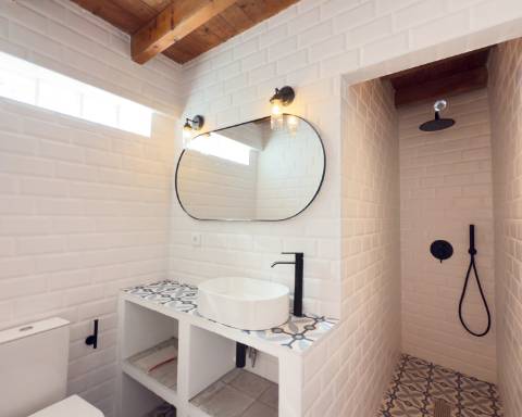 Magnífica moradia de traça tradicional totalmente renovada | 4 quartos | Stock Tank | Pátios | Terraços | Baixa de Olhão | Algarve