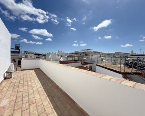 Magnífica moradia de traça tradicional totalmente renovada | 4 quartos | Stock Tank | Pátios | Terraços | Baixa de Olhão | Algarve