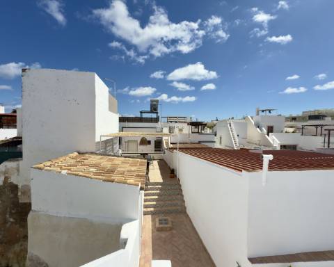 Magnífica moradia de traça tradicional totalmente renovada | 4 quartos | Stock Tank | Pátios | Terraços | Baixa de Olhão | Algarve