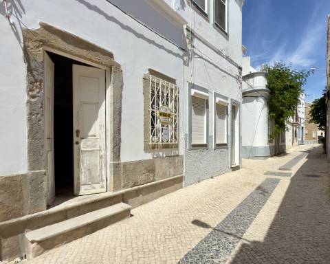 Magnífica moradia de traça tradicional totalmente renovada | 4 quartos | Stock Tank | Pátios | Terraços | Baixa de Olhão | Algarve