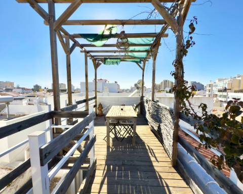 Encantadora Moradia de 2 quartos I Terraço I Rooftop Panorâmico I Localização Ideal no Coração de Faro.
