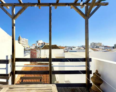 Encantadora Moradia de 2 quartos I Terraço I Rooftop Panorâmico I Localização Ideal no Coração de Faro.