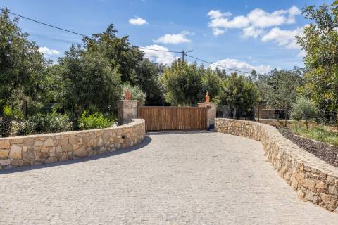 Sumptuosa Propriedade Tradicional | 3 Quartos | Tanque | Totalmente Restaurada | Terreno de 2 760 m² | Santa Bárbara de Nexe