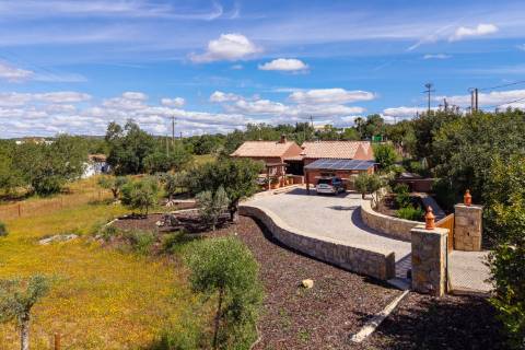 Sumptuosa Propriedade Tradicional | 3 Quartos | Tanque | Totalmente Restaurada | Terreno de 2 760 m² | Santa Bárbara de Nexe