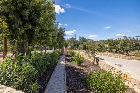 Sumptuosa Propriedade Tradicional | 3 Quartos | Tanque | Totalmente Restaurada | Terreno de 2 760 m² | Santa Bárbara de Nexe
