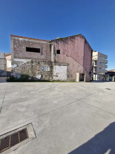 Terreno com edificações para construção em altura em Rio Tinto