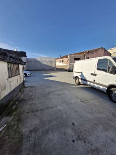 Terreno com edificações para construção em altura em Rio Tinto