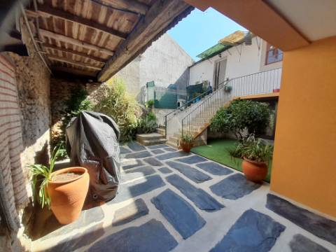 Magnífica propriedade, 3 apartamentosT2 em Melres, Gondomar