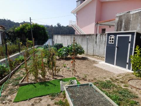 Magnífica propriedade, 3 apartamentosT2 em Melres, Gondomar