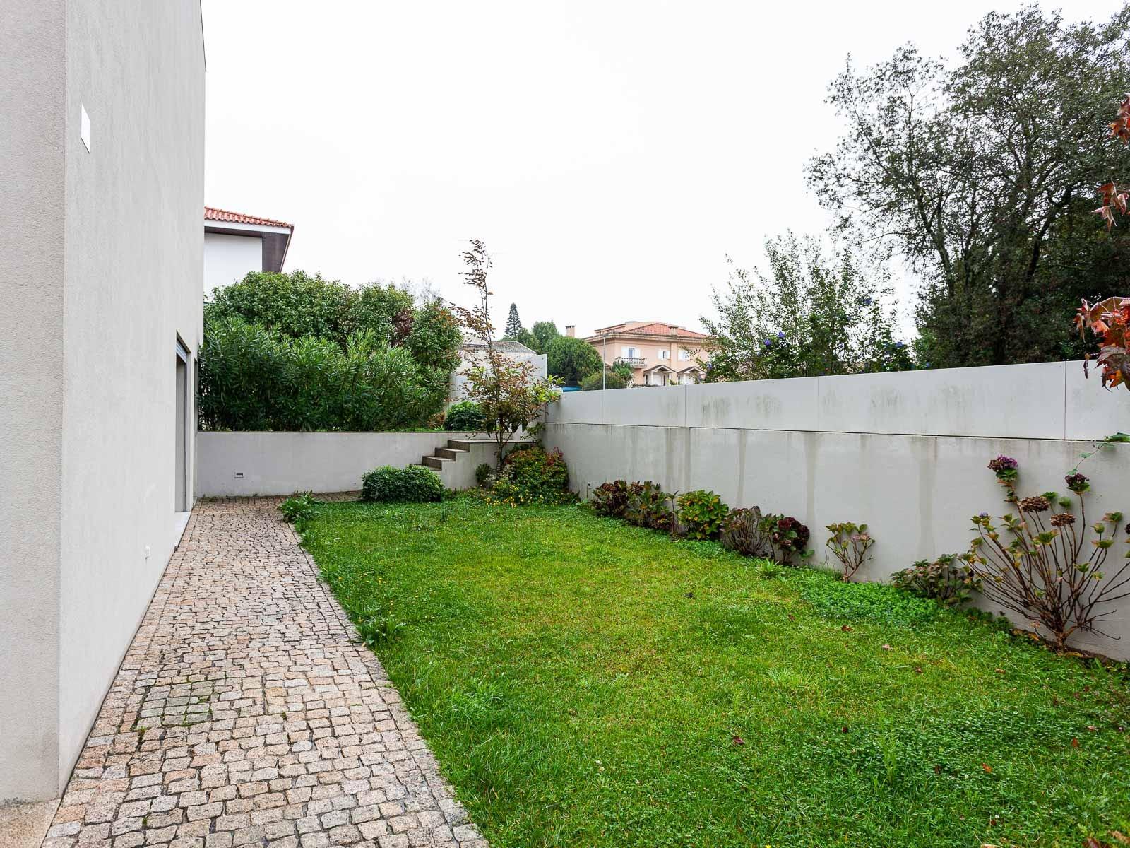 Moradia junto à prestigiada Av. Marechal Gomes da Costa, Porto
