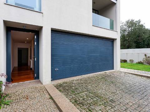 Moradia junto à prestigiada Av. Marechal Gomes da Costa, Porto