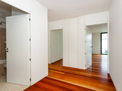 Moradia junto à prestigiada Av. Marechal Gomes da Costa, Porto