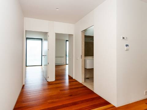 Moradia junto à prestigiada Av. Marechal Gomes da Costa, Porto