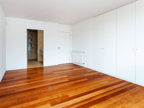 Moradia junto à prestigiada Av. Marechal Gomes da Costa, Porto